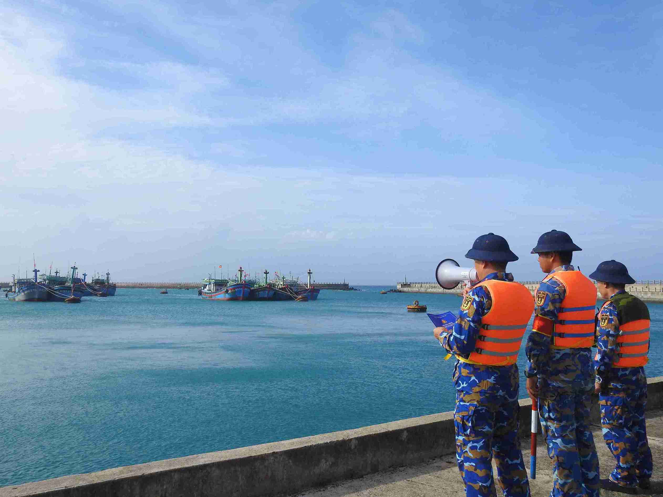 6.tuyen truyen cho ngu dan phong tranh con bao so 15