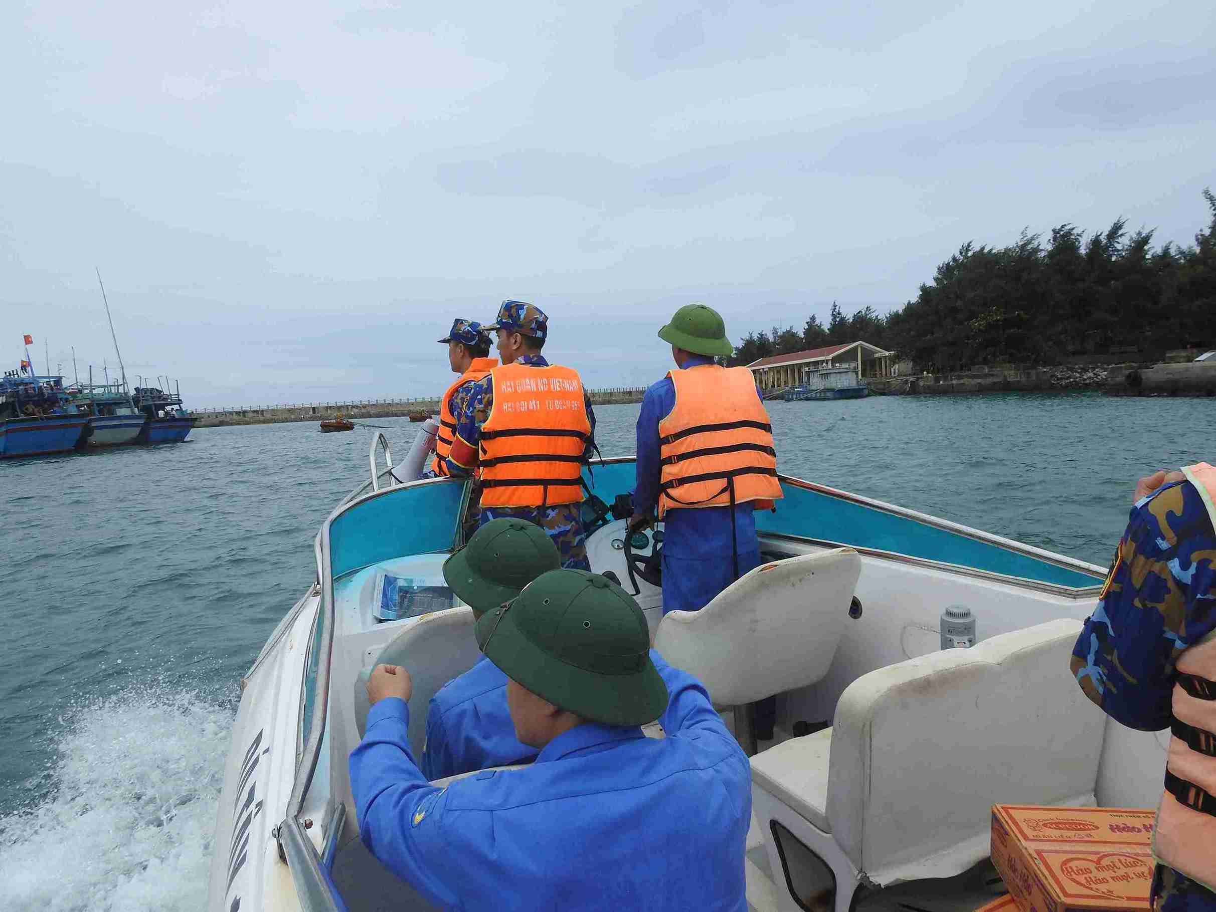 海軍は漁民に対し、第 15 号の嵐から船閘内に避難するよう宣伝し、奨励した。写真: ミン・チャウ
