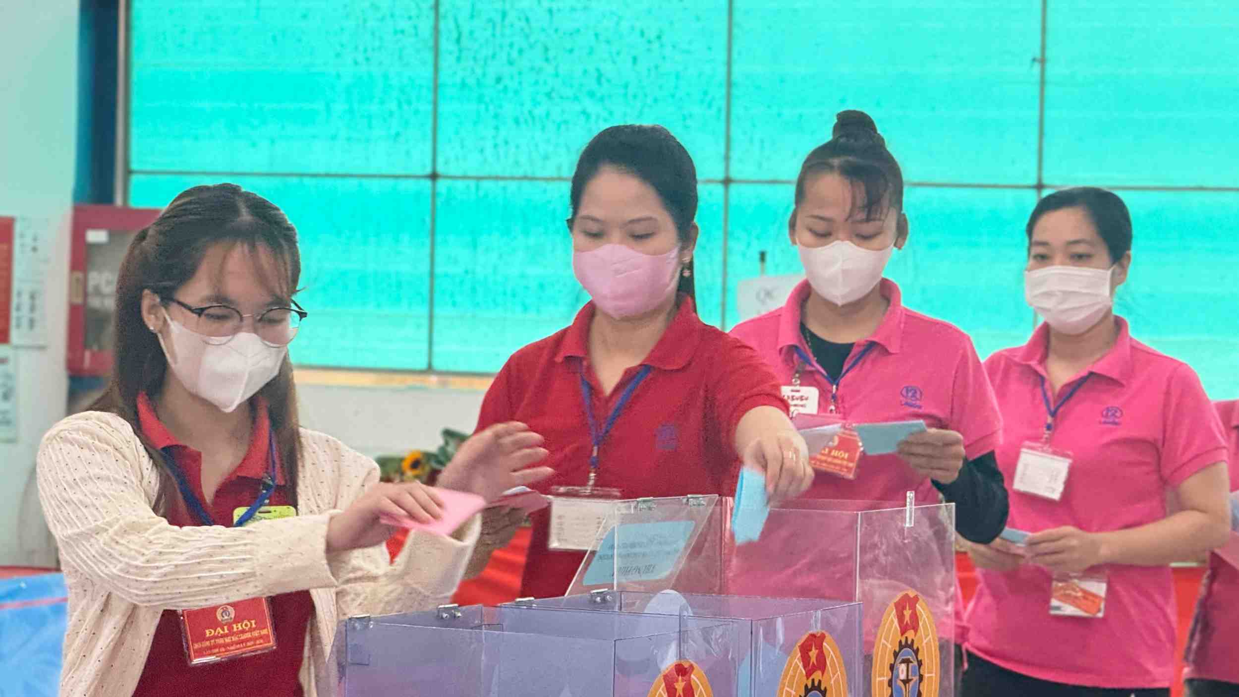 Los delegados votan para elegir al Comite Ejecutivo para el mandato 2025 - 2030. Foto: Hoang Loc