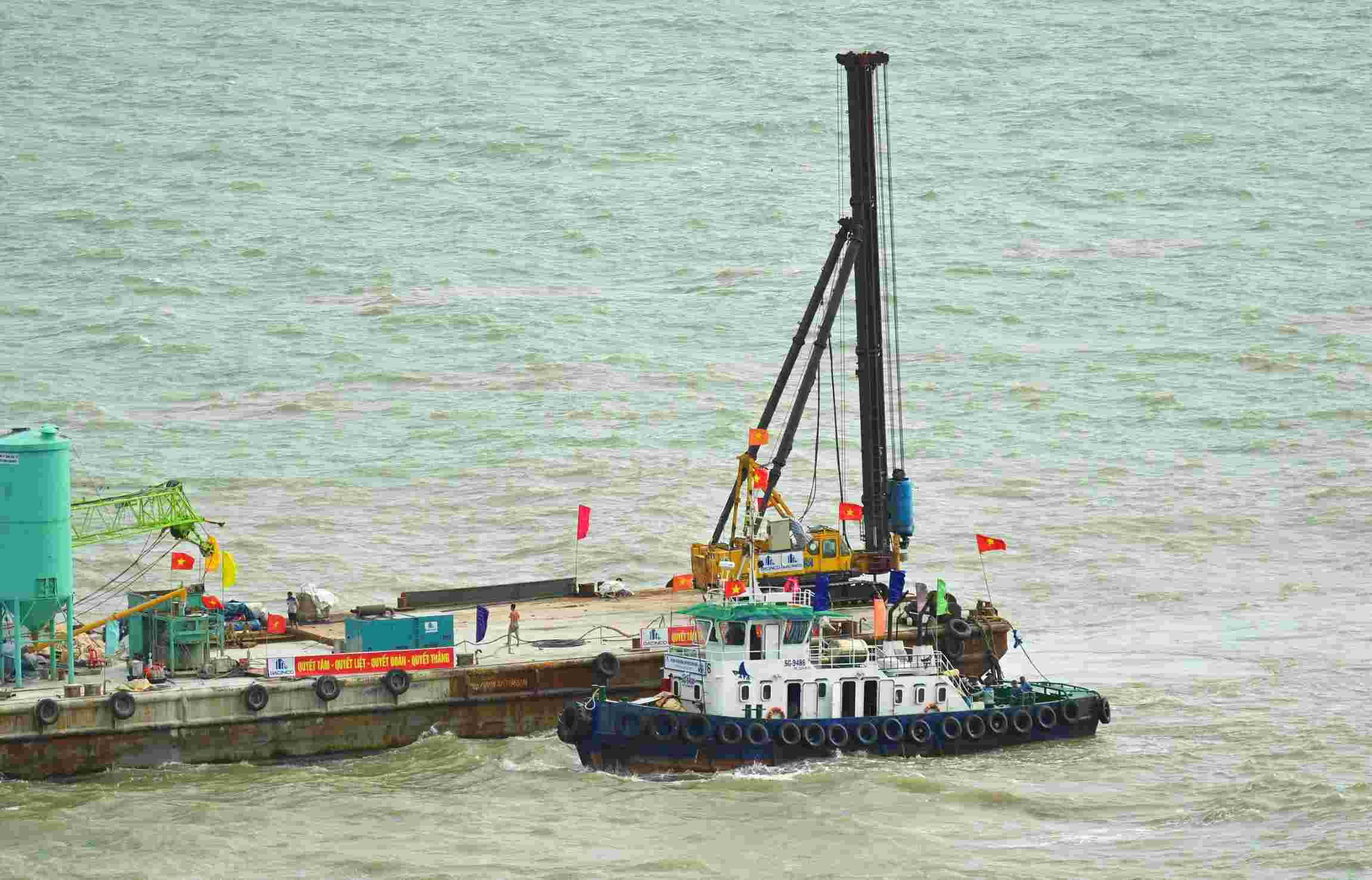 Ca Mau省のHon Khoai複合港は、着工から2ヶ月以上が経過し、急ピッチで建設が進められています。写真:Van Dong