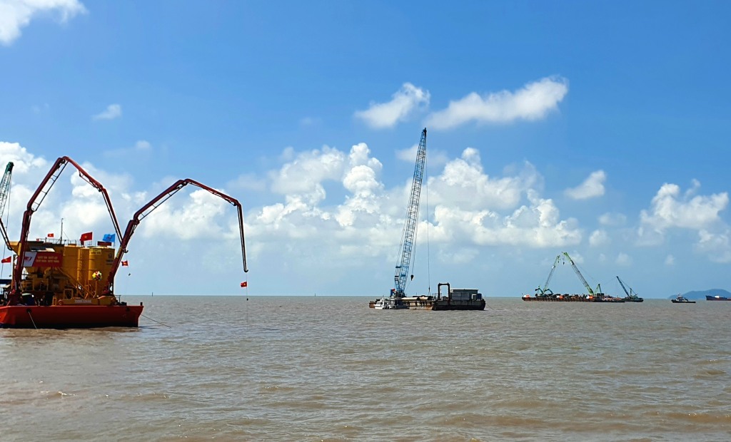 Cac don vi thi cong tai duong ra dao Hon Khoai, Ca Mau. Anh: Nhat Ho