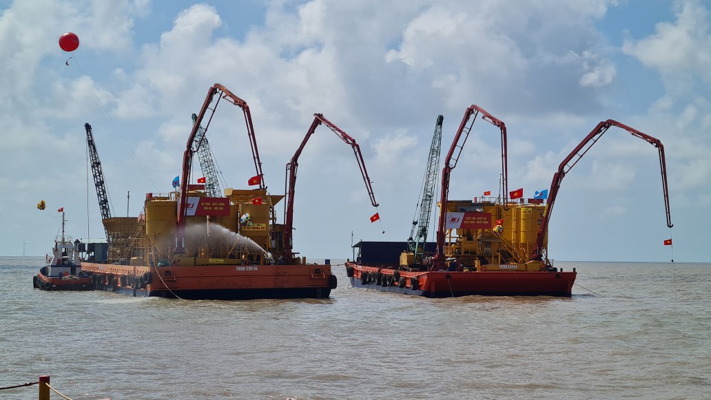 Ngay sau le khoi cong, cac don vi thi cong bat tay ngay vao viec nham som hoan thanh tien do cong trinh dao Hon Khoai, Ca Mau. Anh: Nhat Ho