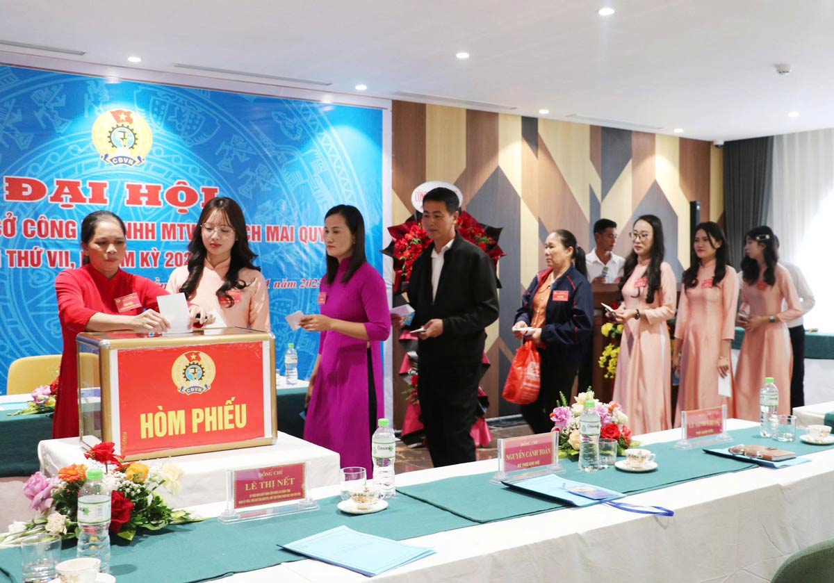 Cac dai bieu bo phieu bau BCH Cong doan co so Cong ty nhiem ky moi. Anh: Cong TTDT Van Don