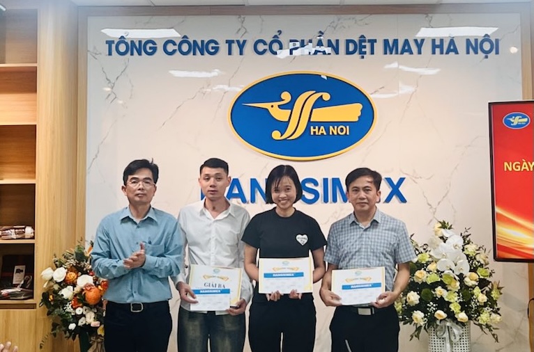 2025年のHanosimex創造労働デーで賞を授与。写真:CDN