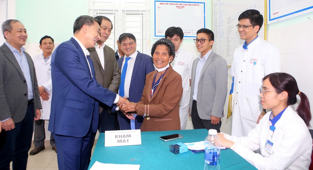 Los residentes de la comuna de Hung Loc reciben examenes de salud y medicamentos gratuitos despues de las inundaciones. Foto: Lan Huong