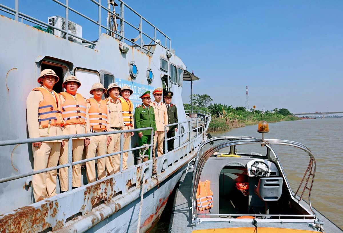 ニンビン省警察副署長のグエン・ミン・ハイ大佐と、省内を通過するホン川の交通安全確保作業の実態検査団。写真:ニンビン省警察