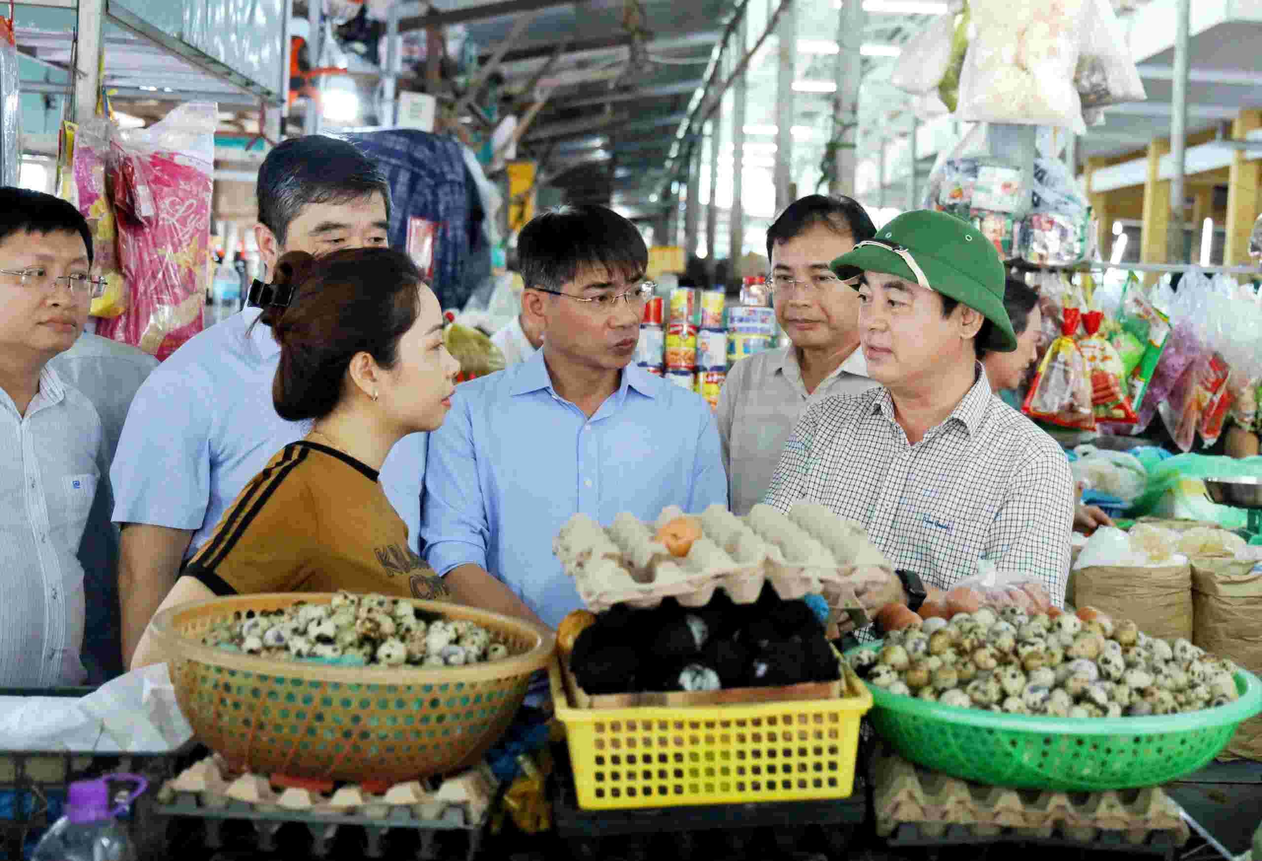 Miembro del Comite Central del Partido Secretario del Comite Provincial del Partido de Khanh Hoa Nghiem Xuan Thanh inspecciona el mercado de Xom Moi barrio de Nha Trang. Foto: Manh Hung
