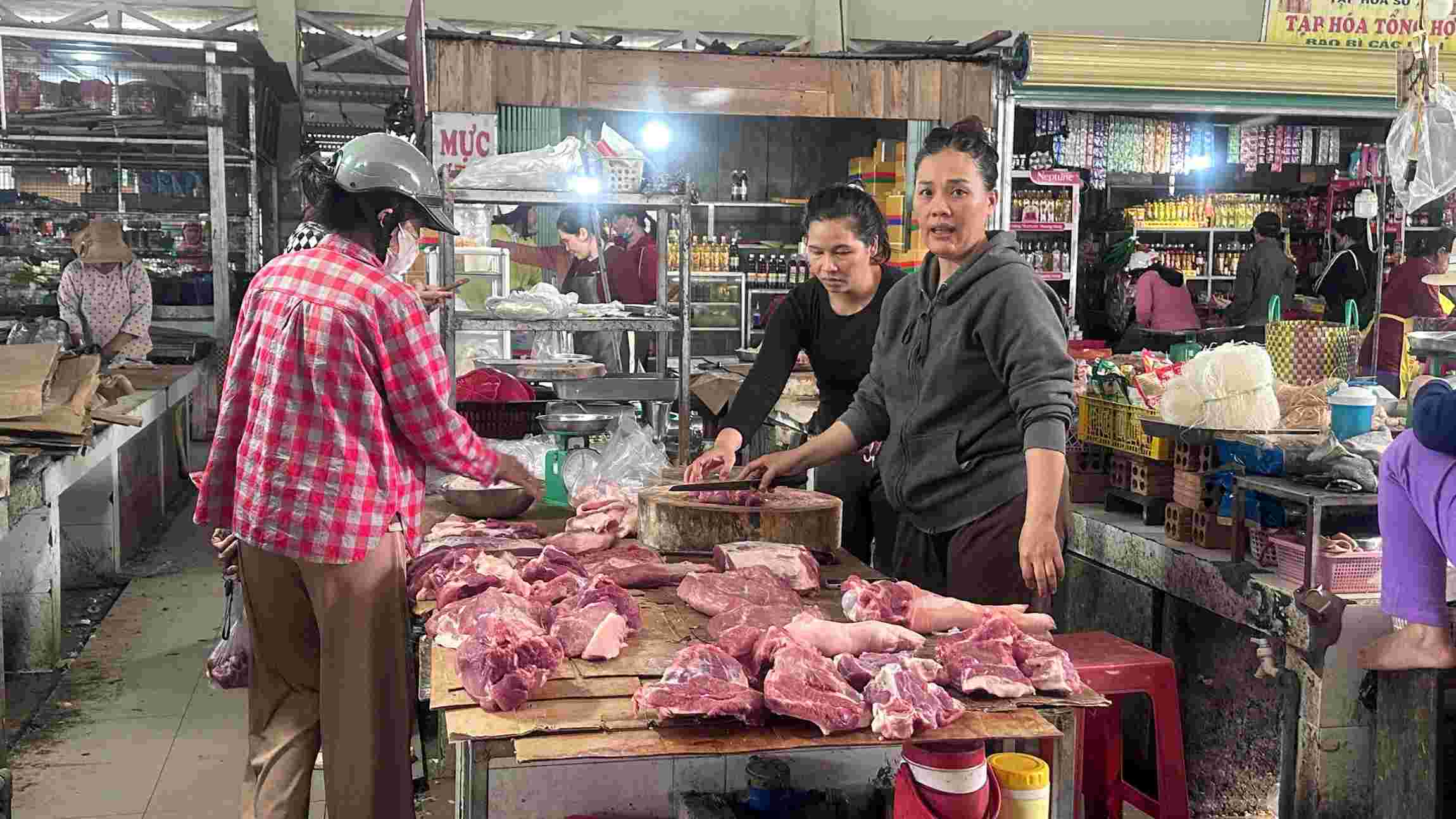 Gia thuc pham tai cho truyen thong o phuong Tuy Hoa, tinh Dak Lak tang 20%-50% sau lu. Anh: Phuong Linh