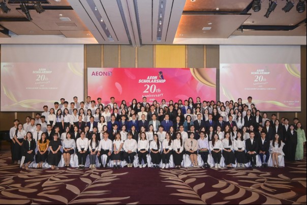 The AEON 1% Scholarship Award Ceremony took place on November 22, marking AEON Vietnam's 20-year journey in a series of programs to nurture the younger generation. Photo: AEON