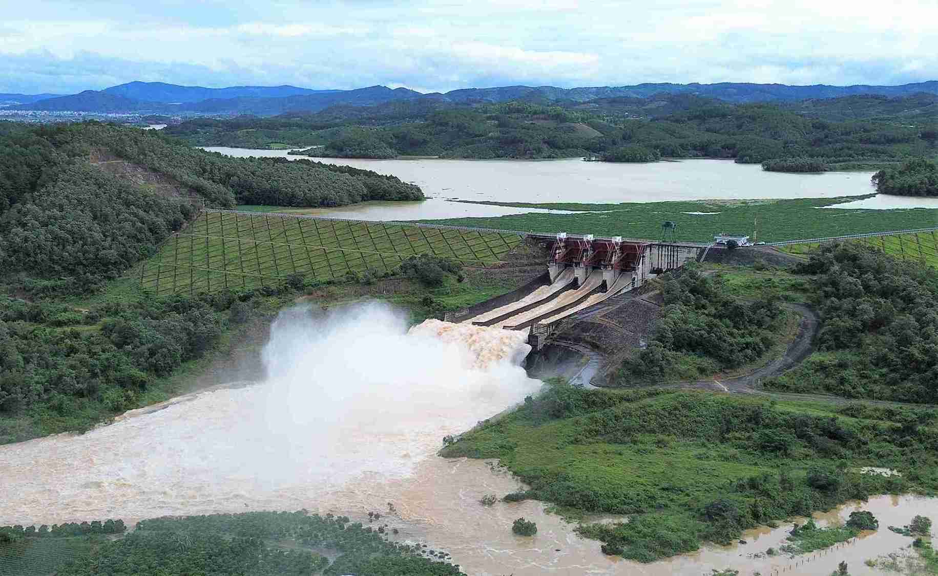 De phong chong bao so 15, viec dieu tiet nuoc tai cac ho thuy dien de han che lu cho vung ha du la dac biet quan trong. Anh: Phuc Khanh