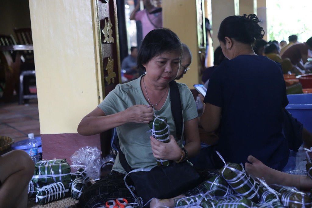 Ba con co mat tu nhieu do tuoi, tu cac ban tre den nguoi lon tuoi, tat ca deu chung mot mong muon, gui tam long va tinh thuong cua nguoi dan TPHCM den ba con mien Trung ruot thit.