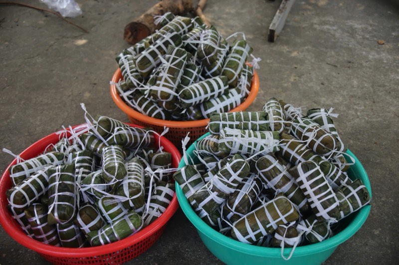 “Mot don banh tet ngon doi hoi nguyen lieu phai duoc chuan bi ki cang va nguoi goi phai that chac tay. Khi dua vao nau, lua can giu on dinh, noi banh soi liu riu trong nhieu gio lien de hat nep chin mem va hoa quyen tron ven huong vi”, mot tinh nguyen vien chia se.