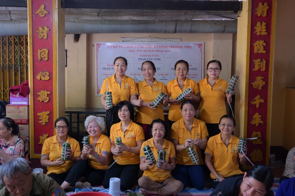 Chi hoi Hoi Phu nu phuong Thu Duc cho biet, ban dau nhom du dinh goi 1.000 chiec banh. Song sau khi loi keu goi lan rong, nguoi dan cac phuong lan can mang gao, la chuoi, cui… den quyen gop nen con so co the vuot 1.500 don banh.