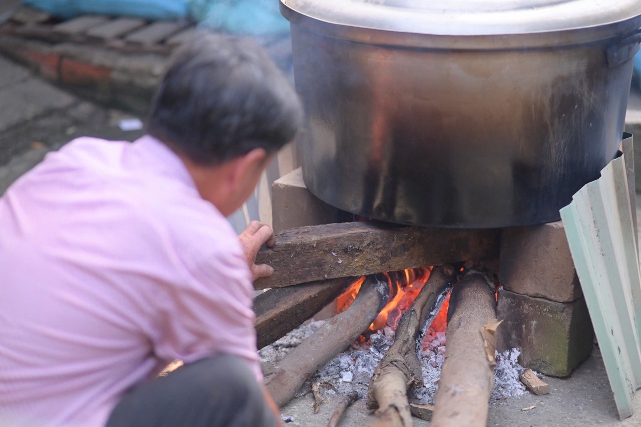 Xung quanh, mui la chuoi, mui nep thom hoa quyen trong khoi bep, tao nen hinh anh vua dung di, vua nghia tinh. Ngoai san dinh, co toi 10 noi banh tet do lua, moi nguoi tat bat lam viec.