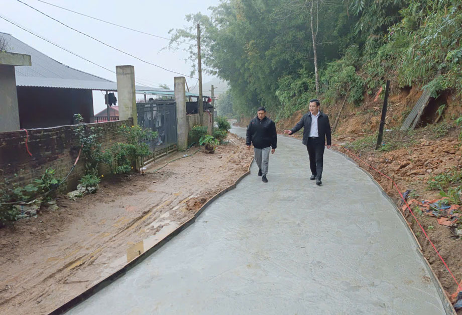 Nhung tuyen duong noi khu dan cu voi trung tam phuong Sa Pa duoc do be tong giup nguoi dan di lai thuan tien hon. Anh: Viet Vinh