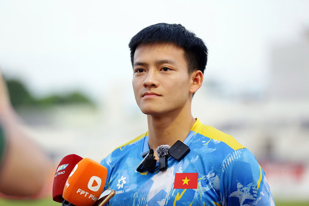 U22ベトナム代表のストライカー、グエン・タイン・ニャンが11月26日午後の練習中にインタビューに応じた。写真：VFF