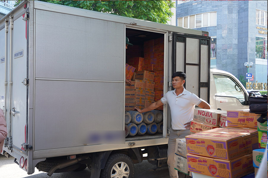 Hanoians contribute each box of noodles and each truck to support people in flooded areas. Photo: Trang Anh