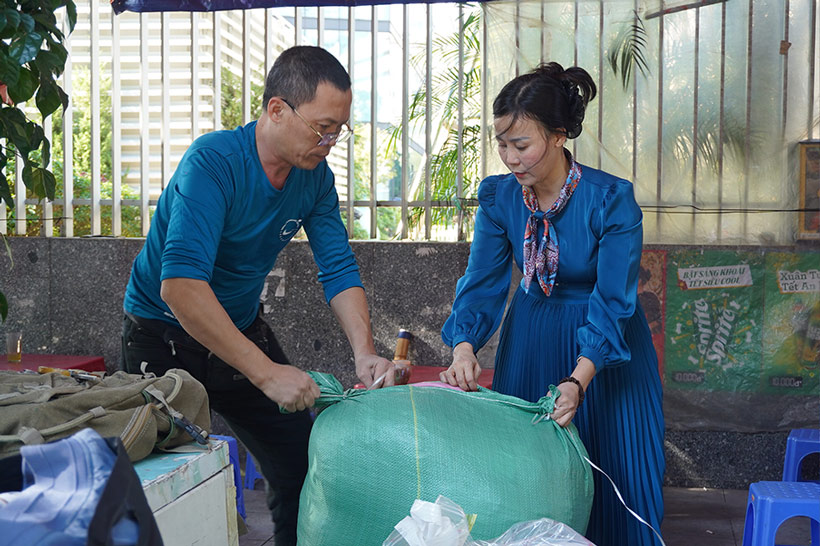 Cac thanh vien trong nhom tu thien can than dong goi hang de chuan bi gui cho nguoi dan vung anh huong. Anh: Trang Anh