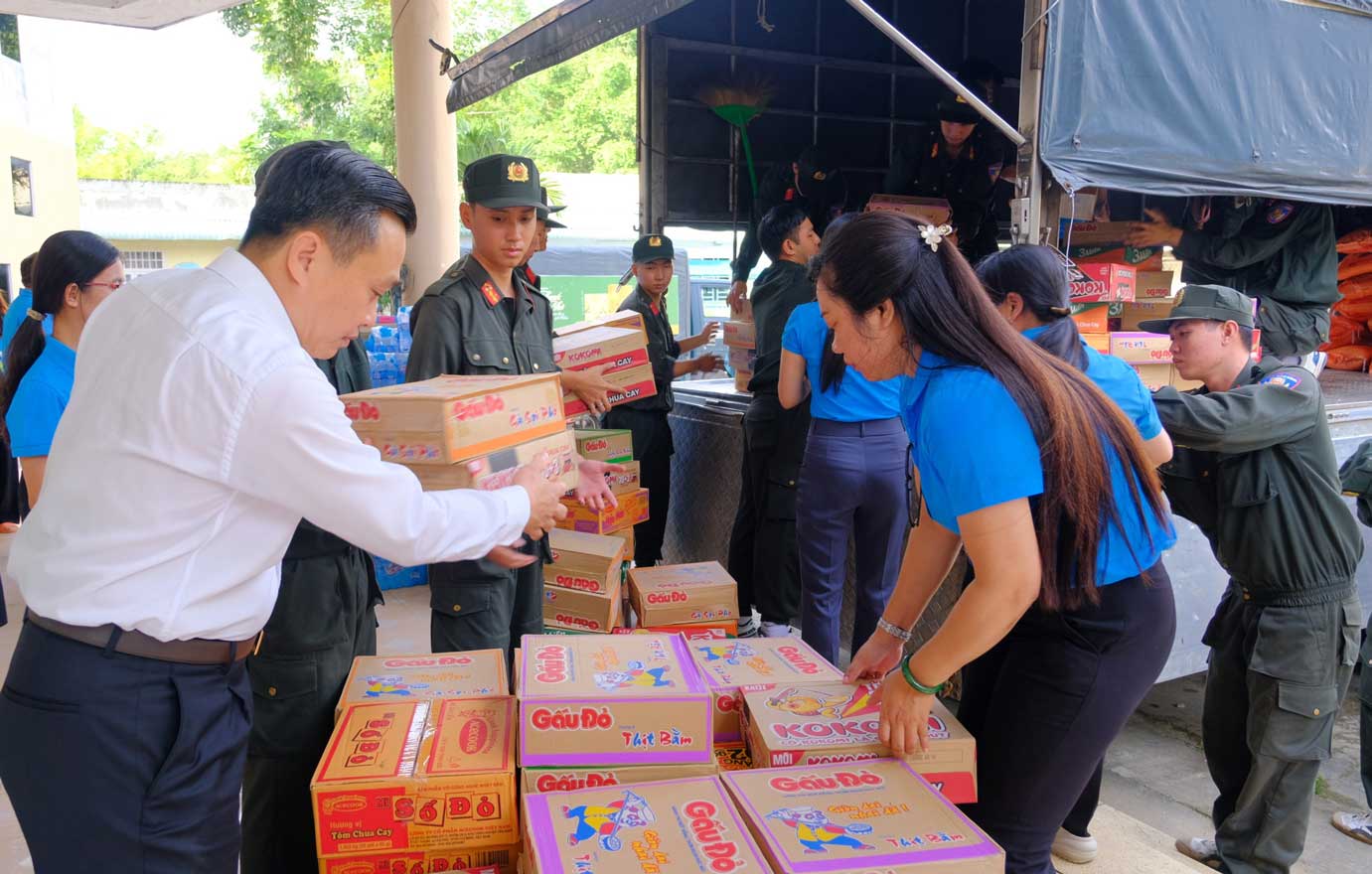 Hang hoa duoc sap xep len xe. Anh: My Ly