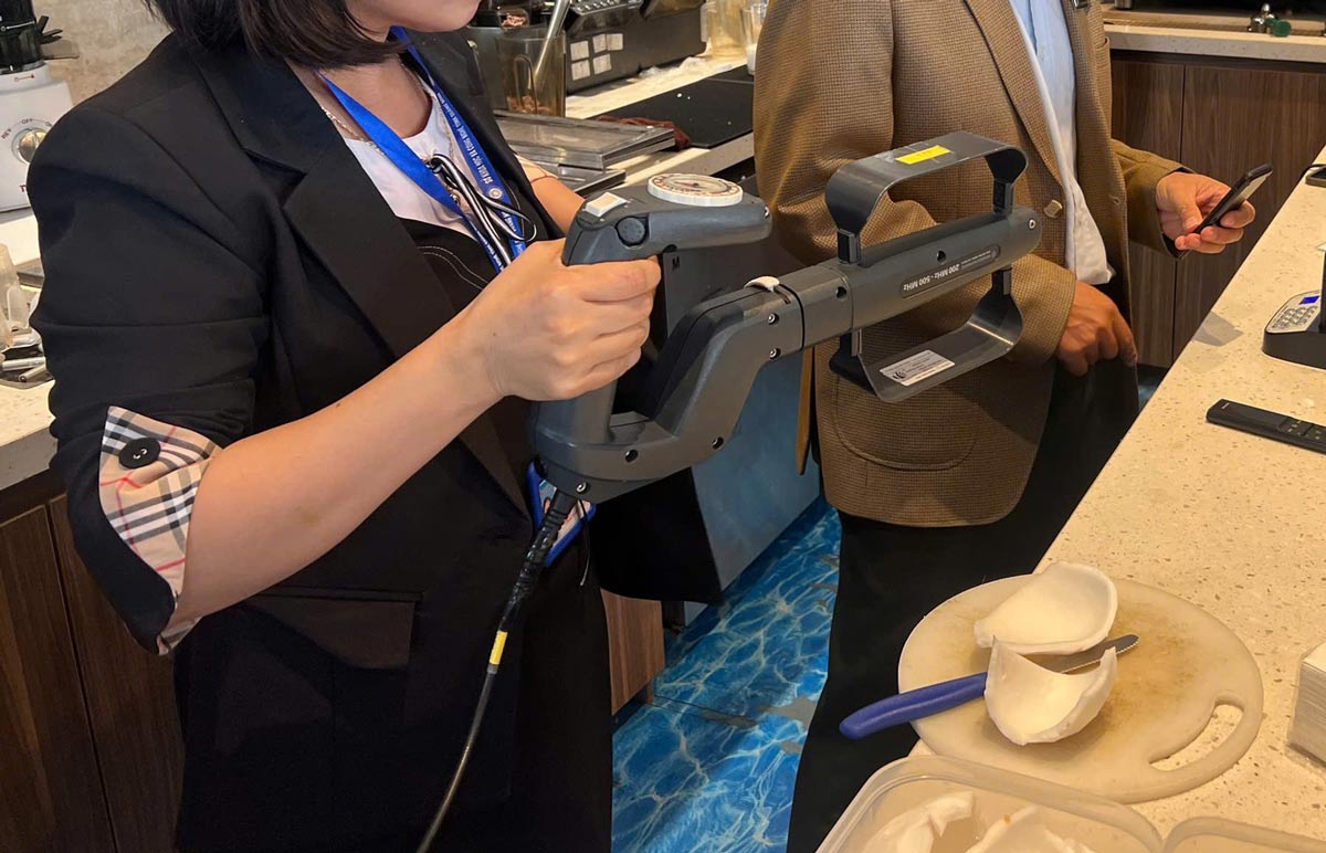 Co quan chuc nang dung thiet bi chuyen dung kiem tra tan so. Anh: Quang Ninh