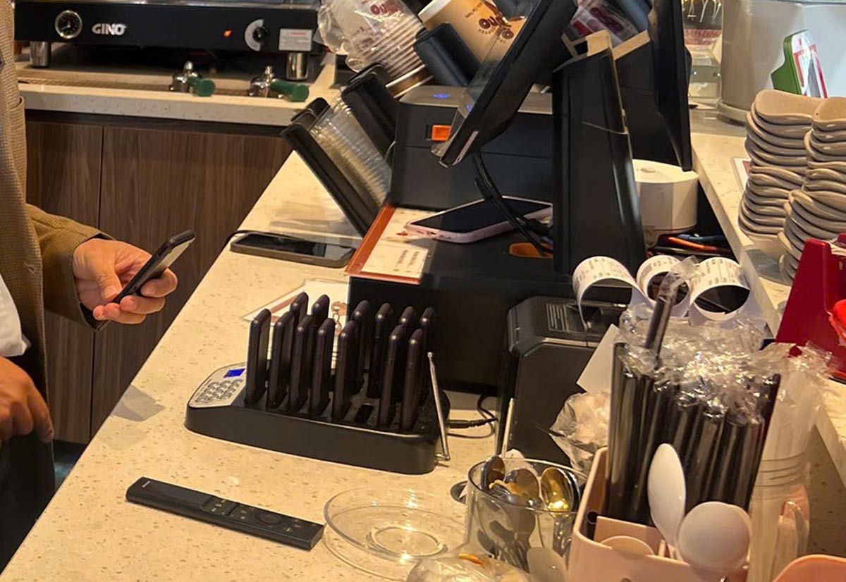 The source of frequency disturbances comes from the TRND16 vibe newspaper equipment used by a family in coffee sales activities. Photo: Nguyen Loan