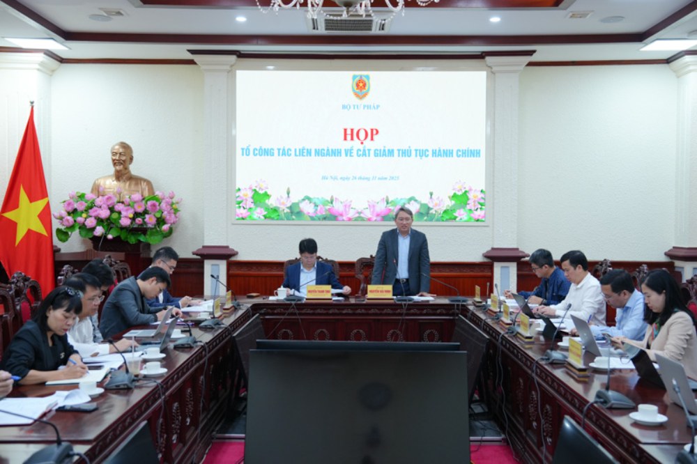 Tổ công tác liên ngành rà soát, đánh giá thủ tục hành chính cho biết sẽ có hướng dẫn chuẩn hóa thành phần hồ sơ điện tử khi thay thế giấy tờ. Ảnh: Bộ Tư pháp 
