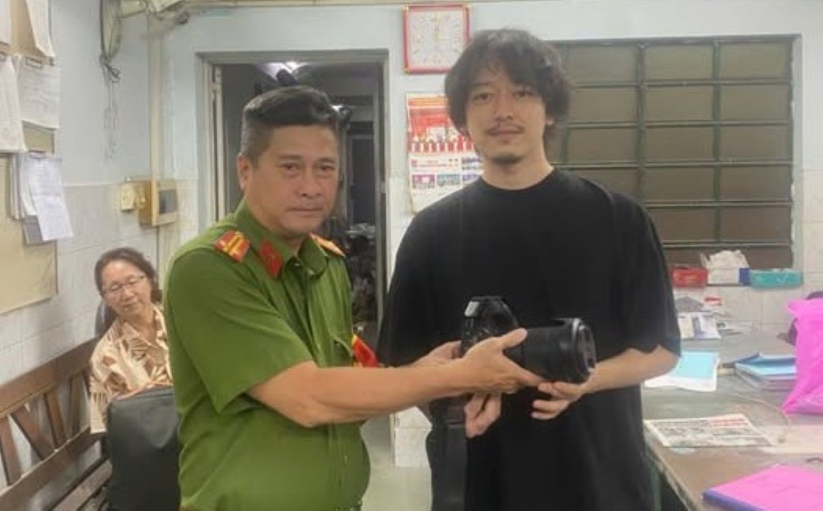 Saigon Ward Police have found the lost camera of the Japanese tourist. Photo: Saigon Ward Police