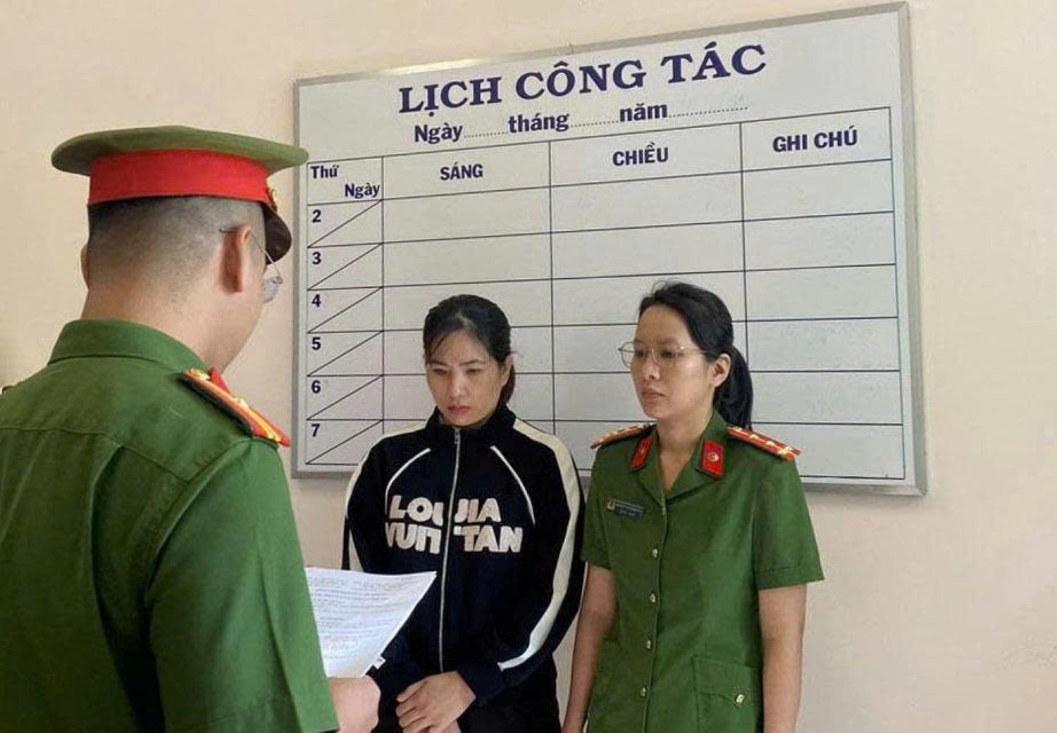 Cơ quan Cảnh sát điều tra Công an tỉnh Khánh Hòa đã tống đạt quyết định khởi tố vụ án, khởi tố bị can đối với giáo viên và bảo mẫu bạo hành trẻ tự kỷ tại Ninh Hòa. Ảnh: Công an