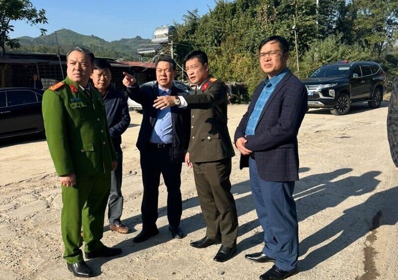 Lanh dao UBND, Cong an tinh va Ban ATGT tinh Lang Son kiem tra, chi dao tai hien truong. Anh: Ban ATGT Lang Son