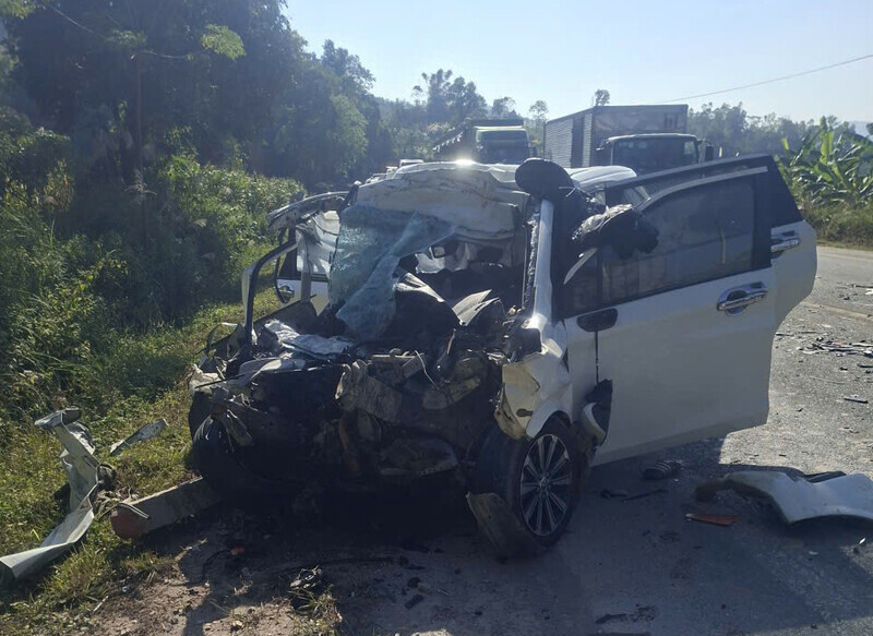 El accidente causo daños en toda la parte delantera del coche de 7 plazas. Foto: DVCC