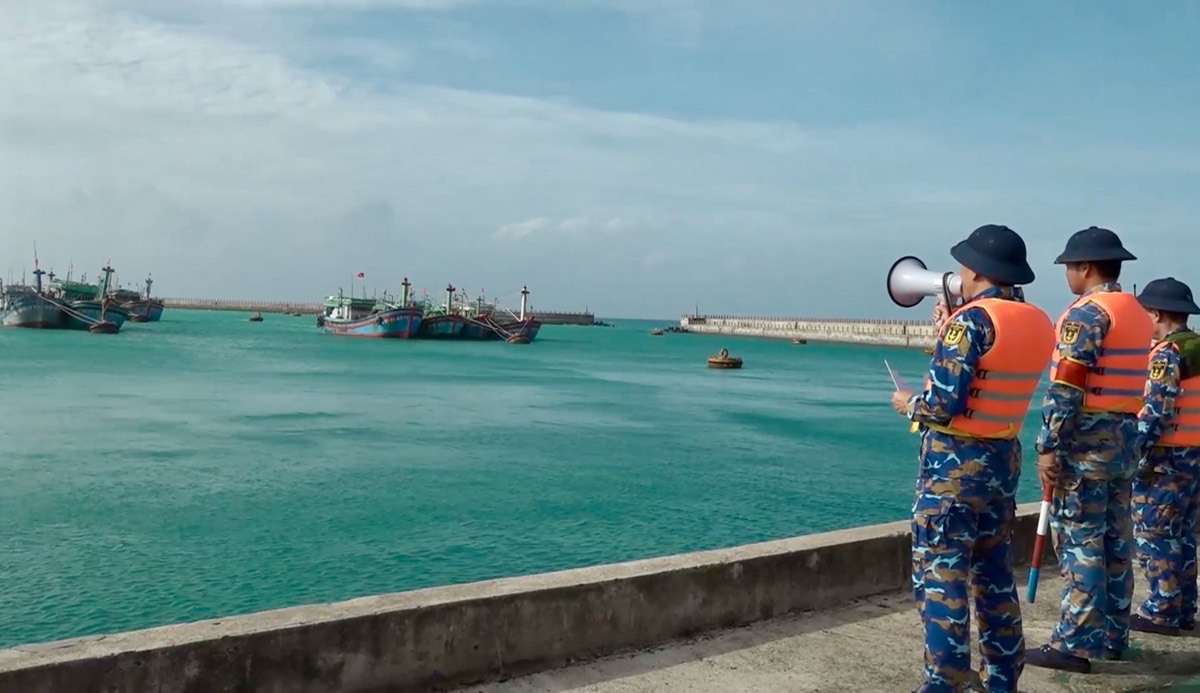 Los barcos pesqueros que ingresan a la Zona Especial de Truong Sa para refugiarse de la tormenta numero 15 estan guiados para amarrar de forma segura.