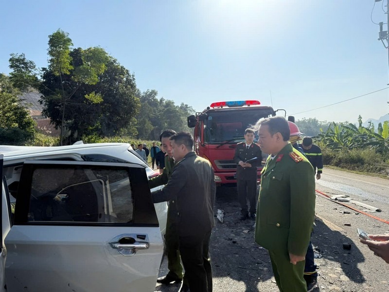 Lang Son省公安幹部が事故現場に到着し、救助、救助を指示しました。写真:Anh Khoa