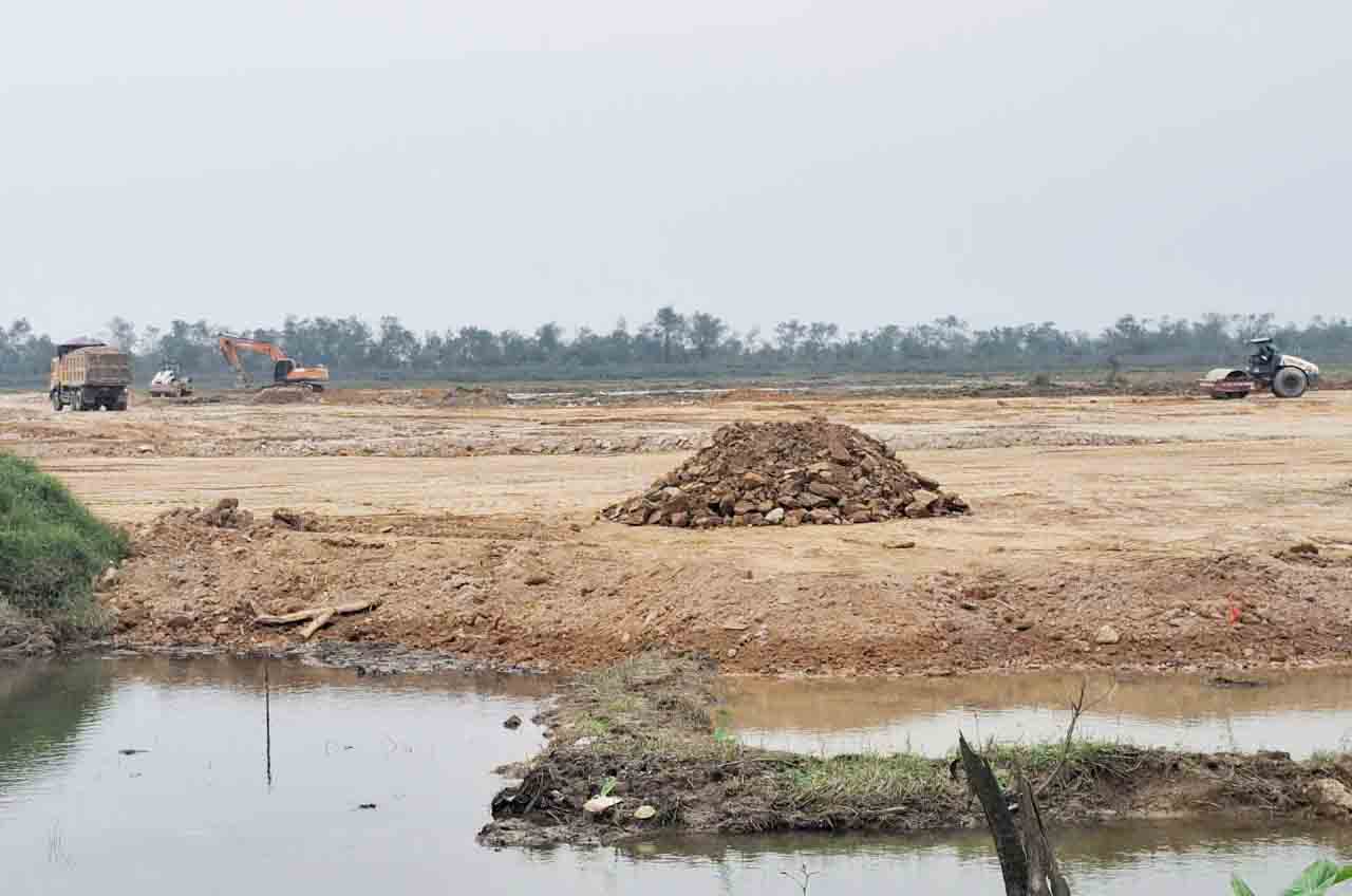 Nha thau dang san lap mat bang tai Du an Khu do thi, thuong mai dich vu, biet thu sinh thai Nam Cau Phu. Anh: Tran Tuan.