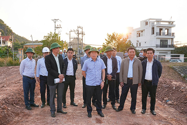 Le secrétaire du Comité municipal du Parti de Hải Phòng Lê Tiến Châu et la délégation de travail inspectent les points de digues et de canaux critiques. Photo : Portail TTĐT Hải Phòng