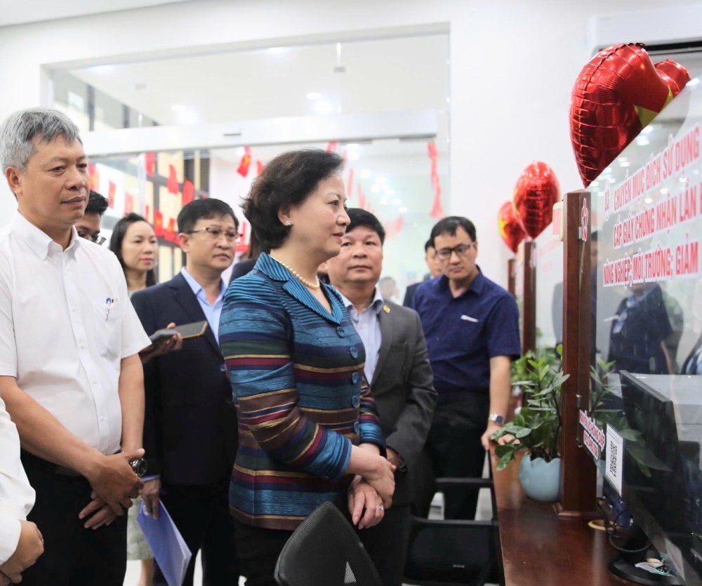 Deputy Prime Minister Pham Thi Thanh Tra requested to continue mobilizing and rotating provincial-level cadres and civil servants to the commune level. In the photo, Deputy Prime Minister Pham Thi Thanh Tra inspected the operation of the Hai Chau Ward Public Administration Service Center, Da Nang. Photo: VGP