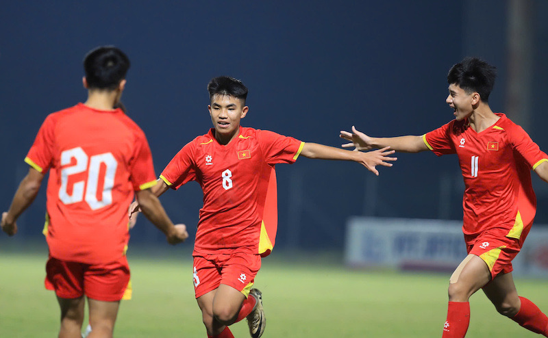 U-17ベトナム代表は、U-17アジア選手権2026予選の3試合を終えて、グループCを一時的にリードしています。写真:ミン・ダン