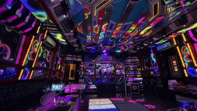 A partir del 5 de enero de 2026 el nivel de cobro de la tarifa de evaluacion de la emision de una Licencia de Competencia para el negocio de servicios de karaoke es de 1.000.000 VND/habitacion pero el nivel total de cobro no supera los 6.000.000 VND/Paquete de licencia/vez de evaluacion. Foto ilustrativa: Pham Duy