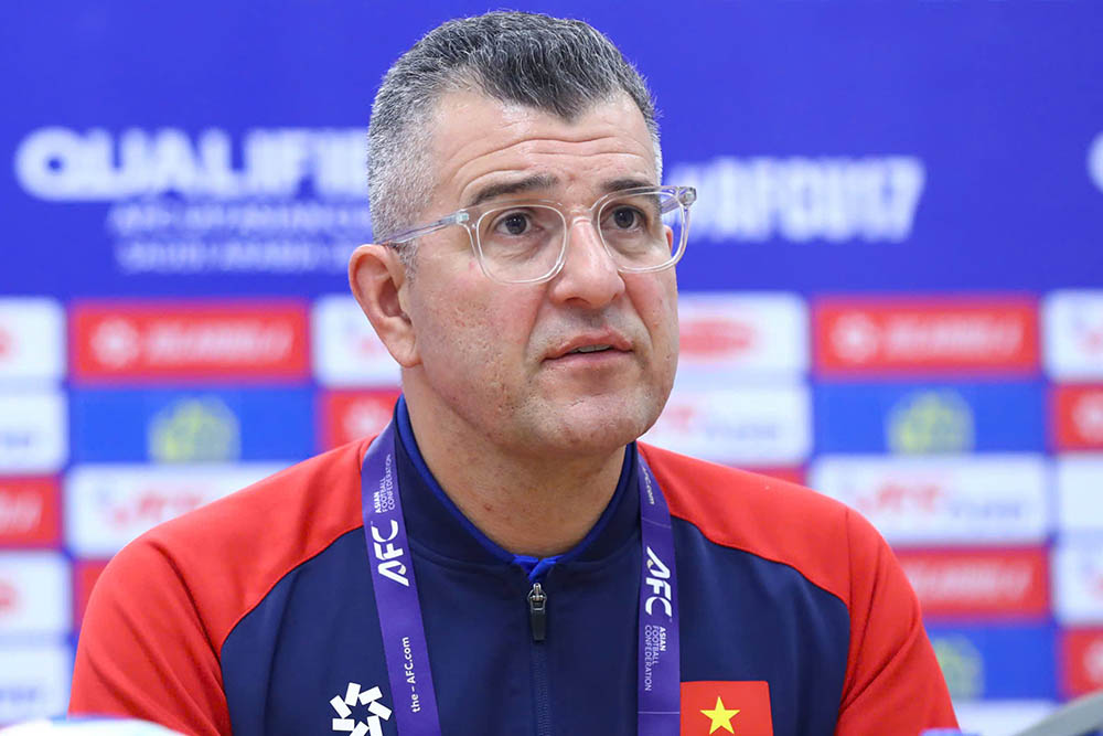 U17香港(中国)との試合後の記者会見に出席したU17ベトナム代表のローランド監督。写真:ミン・ダン