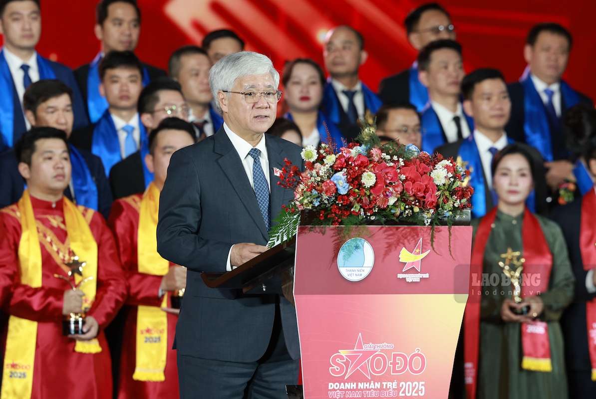 Ong Do Van Chien, Uy vien Bo Chinh tri, Pho Chu tich Quoc hoi phat bieu tai Le trao Giai thuong Sao Do 2025. Anh: Hai Nguyen