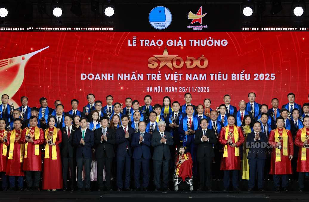 10 Doanh nhan dat giai thuong Sao Do 2025 dang la lanh dao cua cac doanh nghiep dung dau cac nganh kinh te quan trong cua dat nuoc. Anh: Hai Nguyen