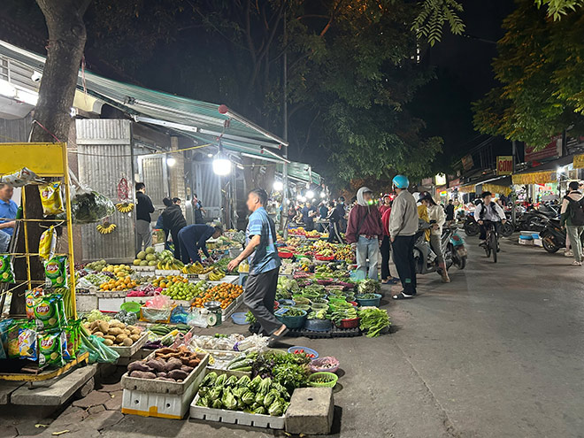 Nhieu ba noi tro than “mua rau dat ngang thit, ca“. Anh: Quynh An