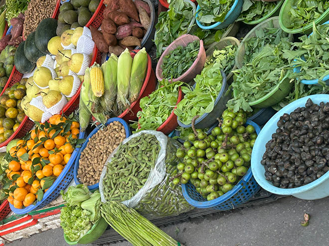 The rapid increase in prices of green vegetables has caused housewives to have a headache when going to the market. Photo: Quynh An