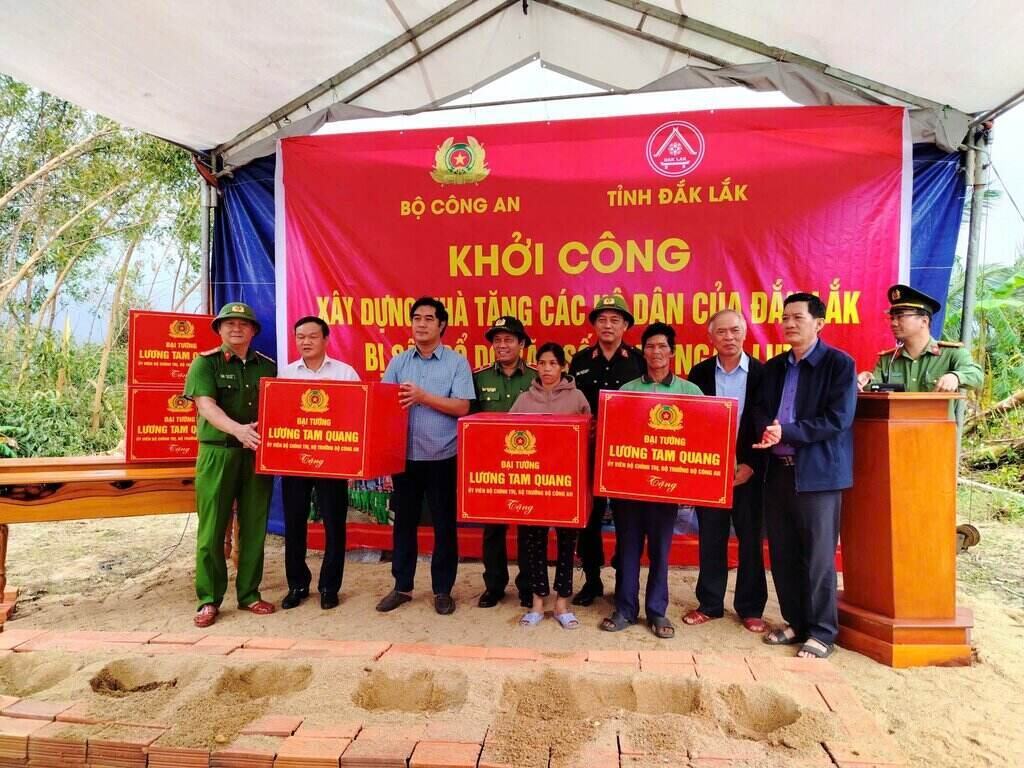 Cac suat qua duoc trao tan tay nguoi dan vung thien tai. Anh: Cong an cung cap