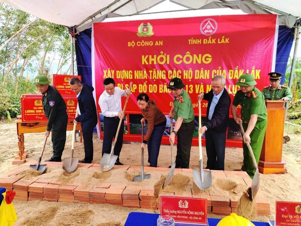 Representantes del Ministerio de Seguridad Publica la Policia de la provincia de Dak Lak y las autoridades locales inician la construccion de casas para los hogares afectados por las tormentas. Foto: Proporcionada por la Policia