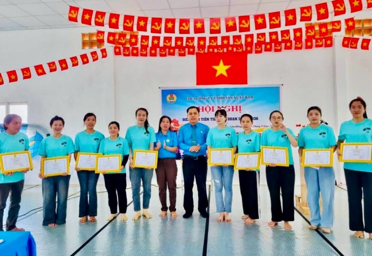 Cong doan co so to chuc Hoi nghi dien hinh tien tien de khen thuong cac ca nhan. Anh: Pham Duy 