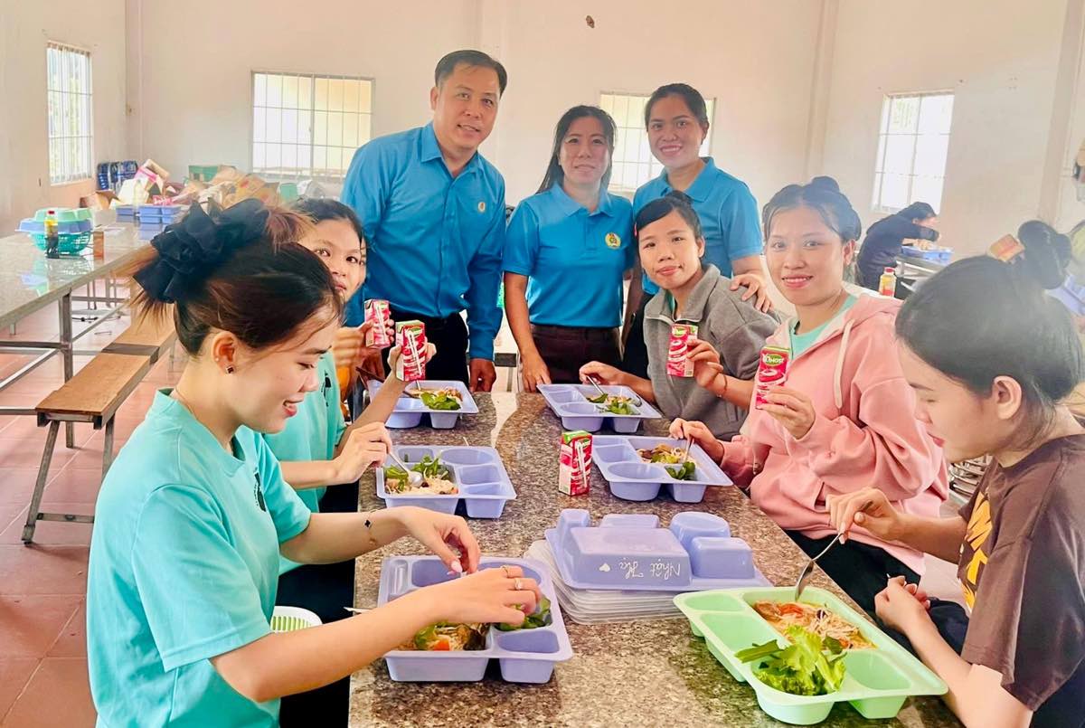 Cong doan co so to chuc Bua com Cong doan cho doan vien. Anh: Pham Duy 