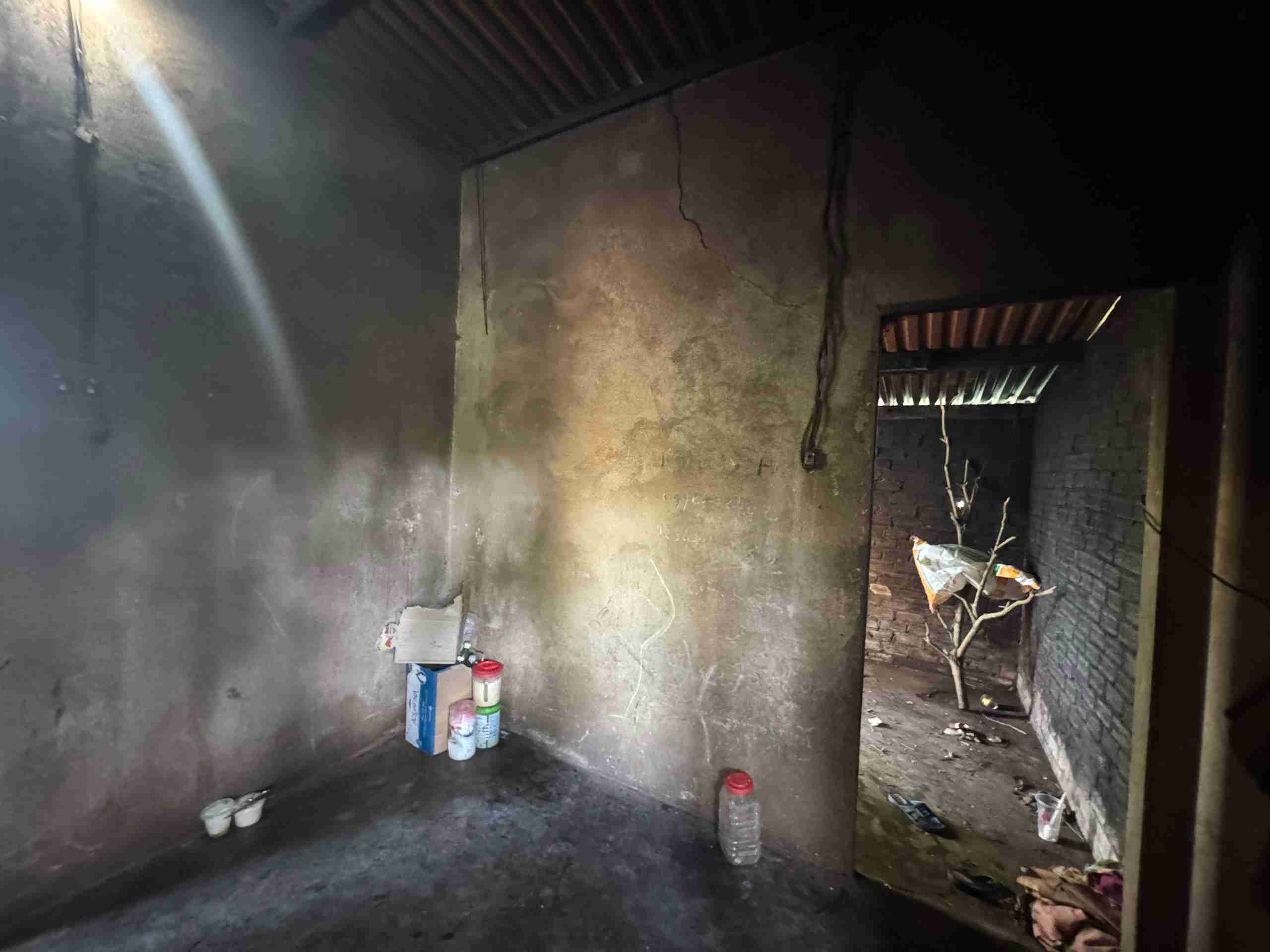 Nhieu hang muc trong nha da xuong cap, he thong dien hu hong. Anh: Bao Trung