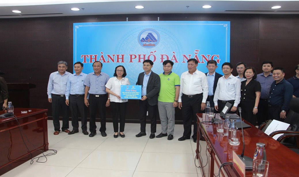 Mr. Vu Anh Tuan - Vice President of the Vietnam Health Trade Union and his accompanying unit presented 1,000 sets of antiseptic solutions to medical facilities in Da Nang city on November 3, 2025. Photo: Thu Chung