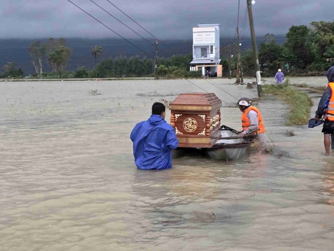 Hoa Thinh Commune (Dak Lak) is having many coffins because benefactors, after hearing fake news, supported the burial of people who died during the flood. Photo: Huu Long