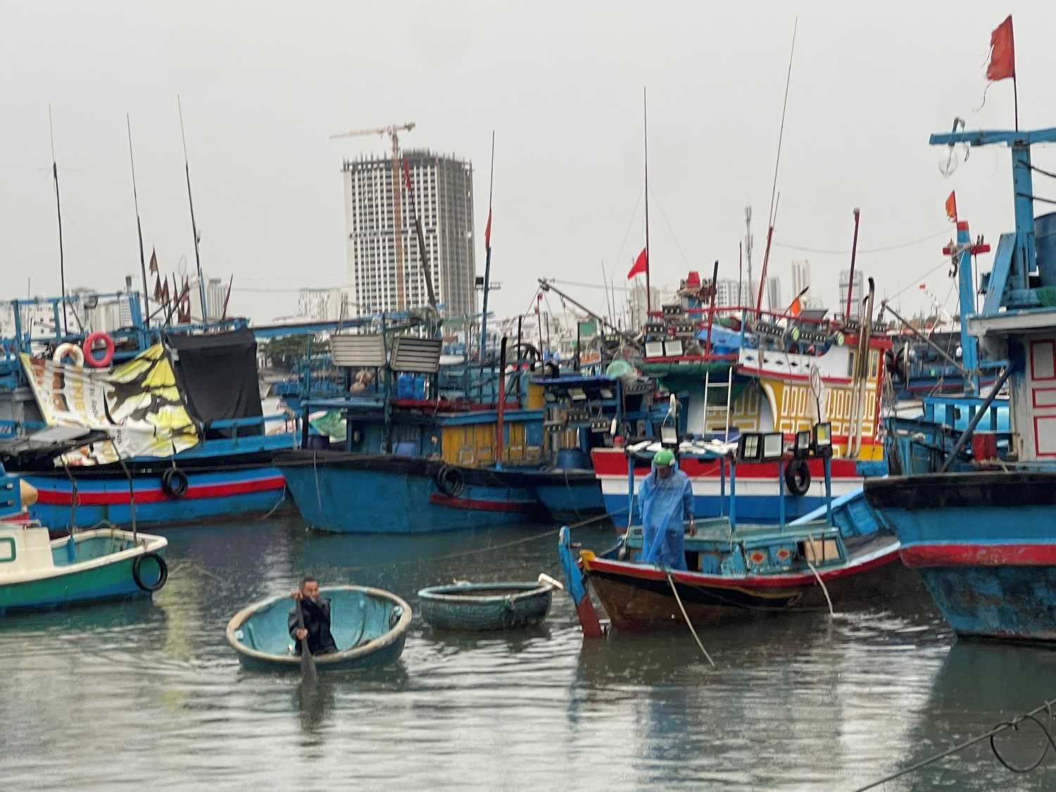 La province de Khánh Hòa vient de réparer les inondations et de faire face d'urgence à l'évolution de la tempête n° 15. Photo : Phương Linh